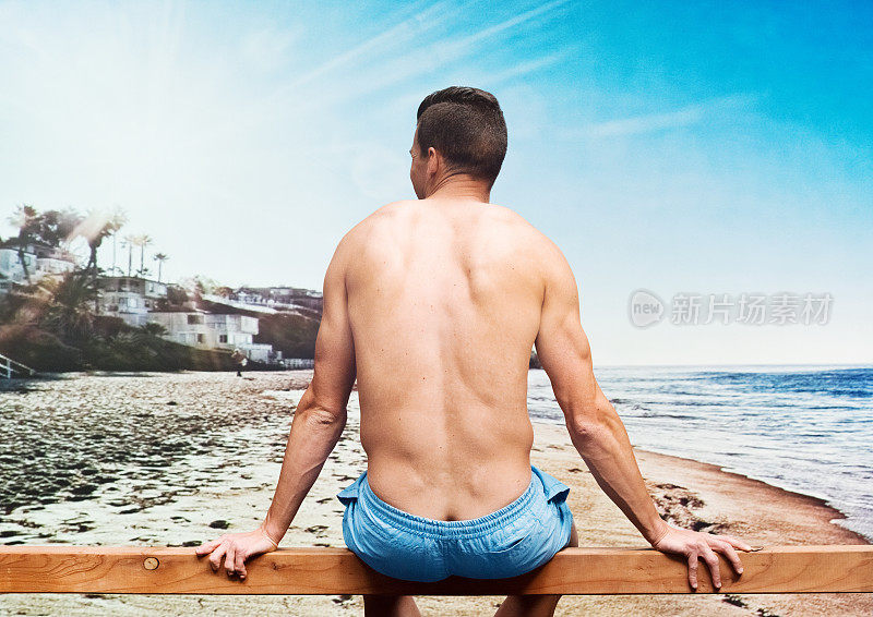 腰/一个人只排回视图/ /看了一眼30—39岁的成人英俊的人/短头发的白种人的年轻人/男/坐着休息的海岸线海滩湾的水/ /沙/海/冷静的态度